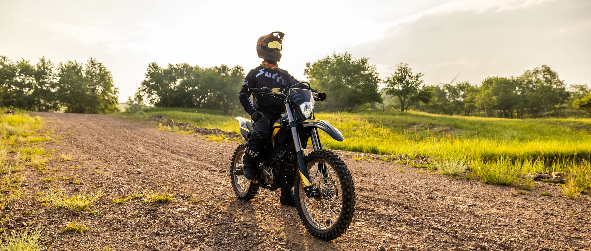 Motocyklista na Sur-Ron Ultra Bee na polnej drodze