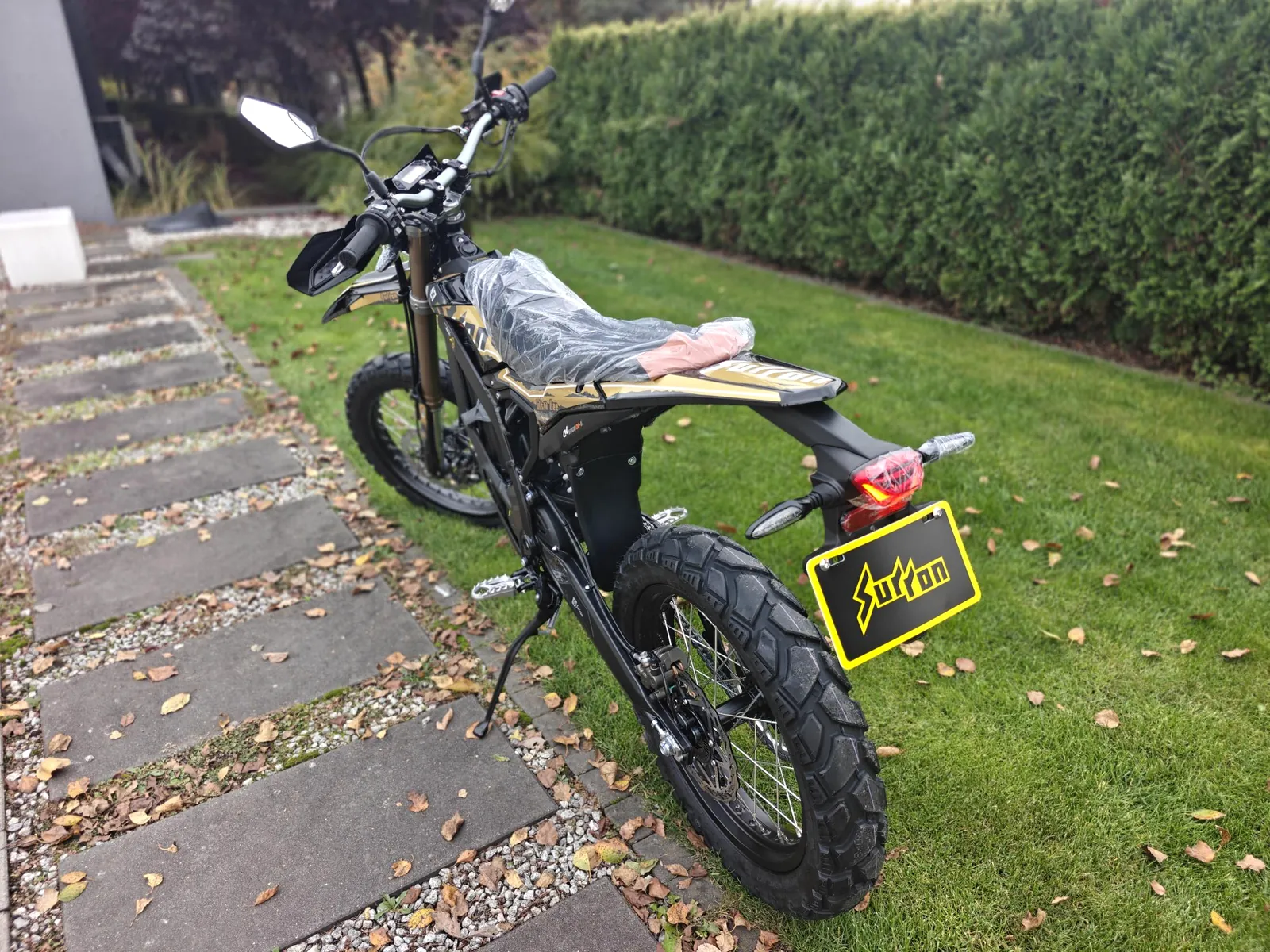 Tył Ultra Bee HP z oświetleniem i uchwytem tablicy