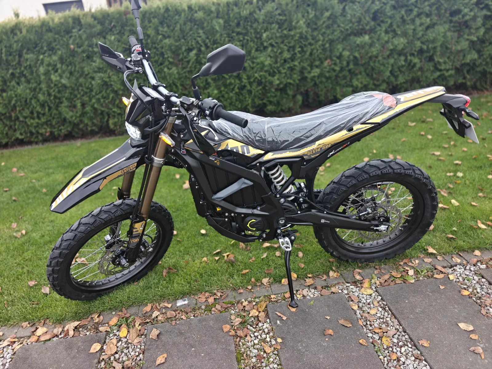 Ultra Bee HP Carbon Black, widok z boku