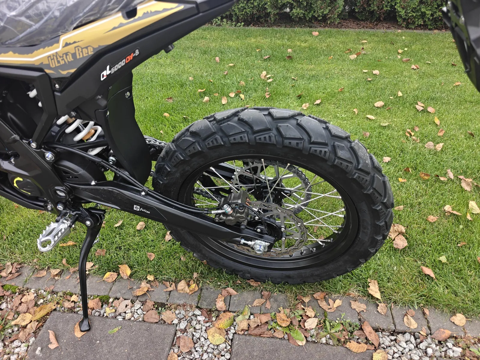 Tylne koło Ultra Bee HP z oponą CST i tarczą hamulca
